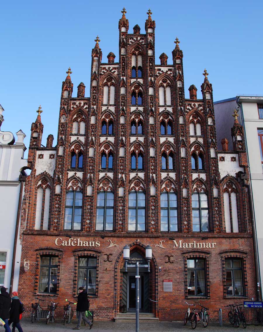 Gotisches Haus und Cafe in der altstadt von Greifswald