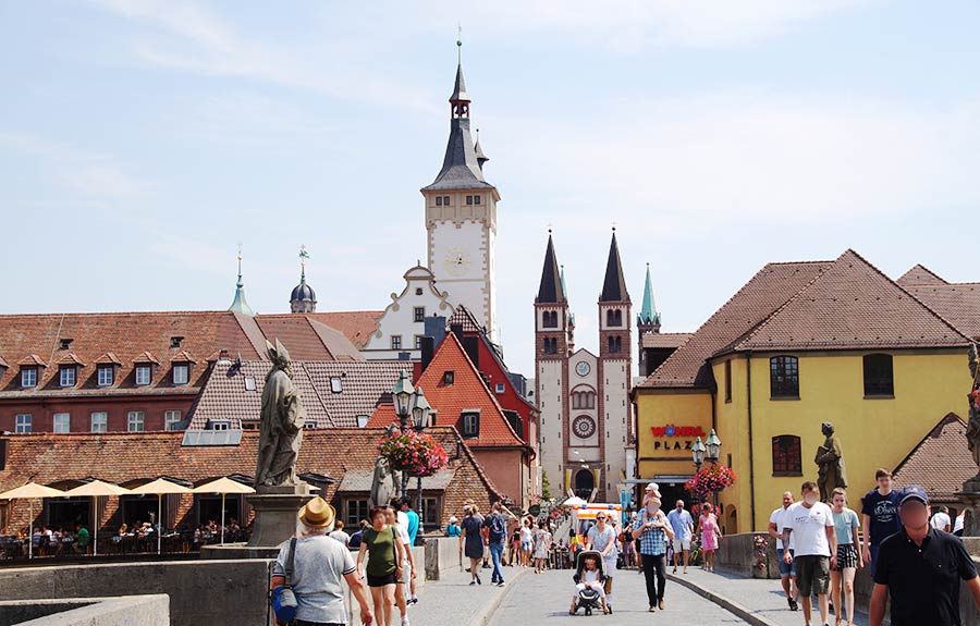 Alte Mainbrücke in die Altstadt von Würzburg