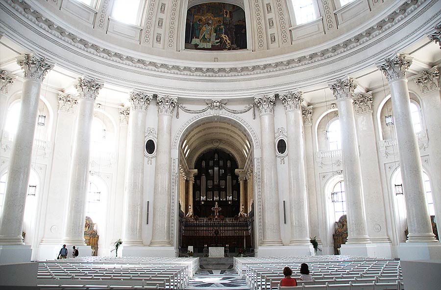 Weißer Marmor im Innenraum des Doms in St Blasien