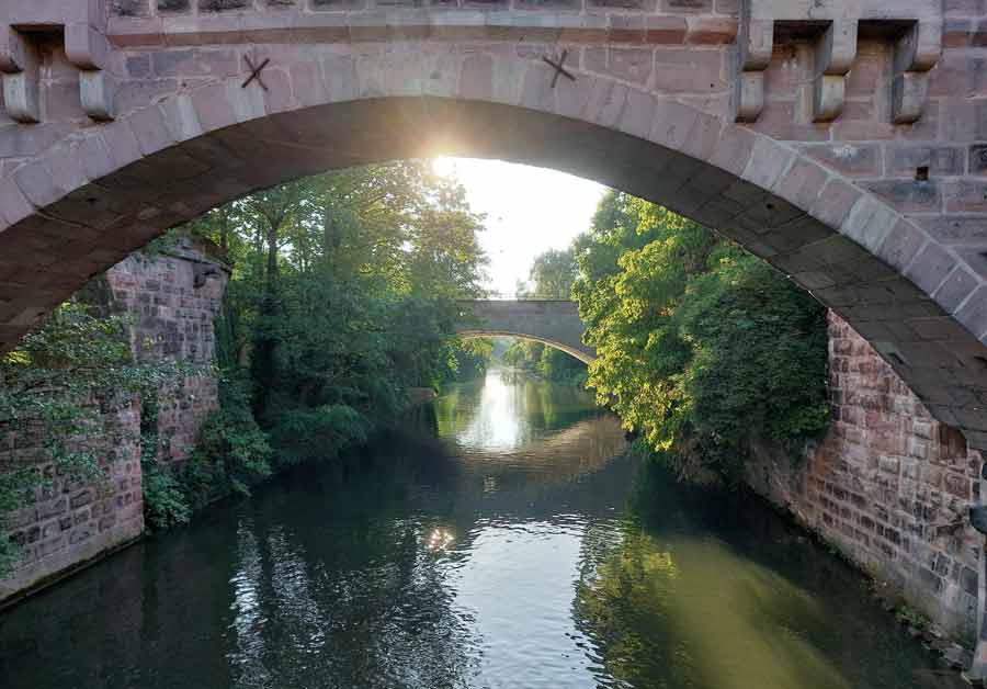 Rundgang zu den Sehenswürdigkeiten in Nürnberg - über die Fleischbrücke von einem Teil zum anderen